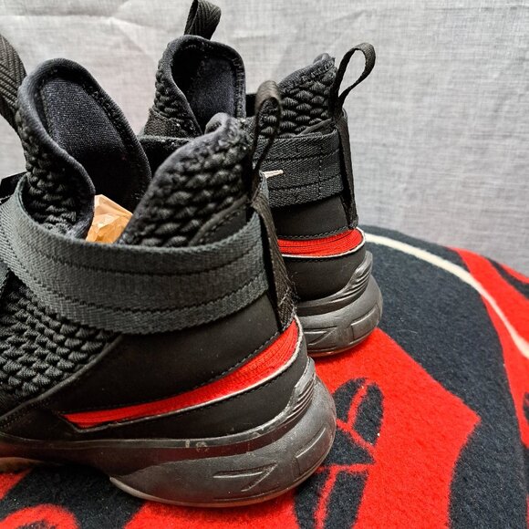 Size 9.5 LeBron Soldier 12 FlyEase 'Black Red' 2018 Men - Picture 4 of 12